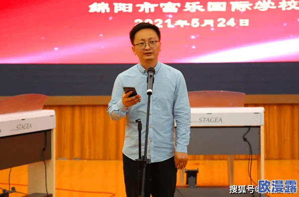 男生将坤坤赛季老师的定眼里,展现青春校园生活中的师生情感与成长故事的深刻思考 男生将坤坤赛季老师的定眼里,展现青春校园生活中的师生情感与成长故事的深刻思考