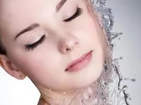 王者荣耀镜白色液体最新进展：玩家反馈与游戏平衡调整引发热议，社区讨论不断升温