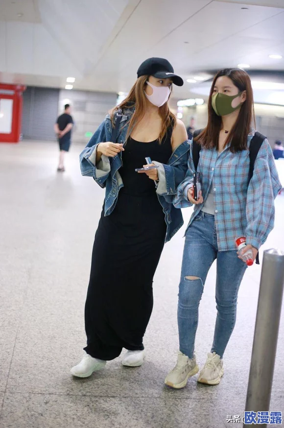 在车内扒开她的短裙,惊人事件引发公众愤怒,目击者称现场气氛紧张不已! 在车内扒开她的短裙,惊人事件引发公众愤怒,目击者称现场气氛紧张不已!