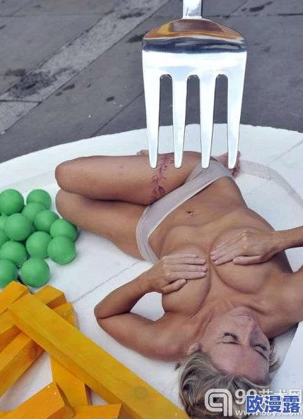 裸体美女照(无内衣)引发热议网友纷纷评论称美丽与艺术的界限何在