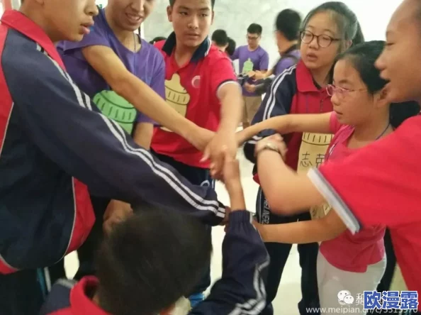 我同桌上课把我奶罩扒了友谊的力量让我们在课堂上更加团结互助，共同面对挑战，携手成长，创造美好回忆