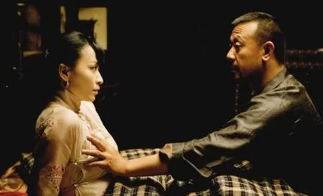 日本吻胸抓胸床戏引发热议网友讨论剧情与演员表现成焦点 日本吻胸抓胸床戏引发热议网友讨论剧情与演员表现成焦点